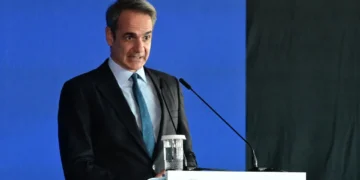 Κ. Μητσοτάκης: «Για πρώτη φορά είδαμε υπουργό μίας κεντροδεξιάς παράταξης να κάθεται ανάμεσα στον πρόεδρο της ΓΣΕΕ και τον πρόεδρο του ΣΕΒ» - Επίθεση της αντιπολίτευσης