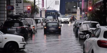 Πειραιάς: Αυτοκίνητο έπεσε στη θάλασσα μέσα στο λιμάνι - Σώος ο 69χρονος οδηγός