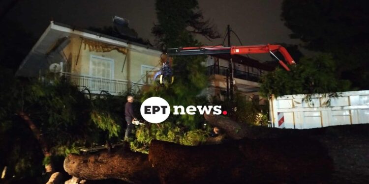 Σφοδρή καταιγίδα στην Αττική: Μεγάλα προβλήματα σε Κηφισιά, Πειραιά και Κερατσίνι