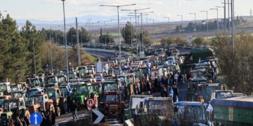 Αγροτικές κινητοποιήσεις: Ένταση, επεισόδια, ΜΑΤ και χρήση χημικών την πρώτη ημέρα – Συλλήψεις στη Νίκαια Λάρισας