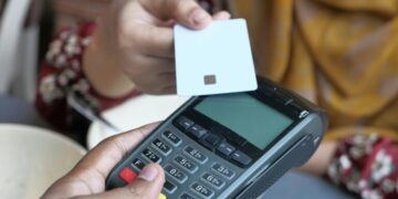 Υποχρεωτική για τις επιχειρήσεις είναι από σήμερα η αποδοχή πληρωμών μέσω IRIS για τις συναλλαγές τους με ιδιώτες