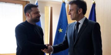 Ο Βολοντίμιρ Ζελένσκι σήμερα στο Παρίσι για συνάντηση με τον Εμανουέλ Μακρόν