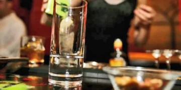 Πάτρα: Συνελήφθησαν ιδιοκτήτες καταστήματος για πώληση αλκοόλ σε ανηλίκους