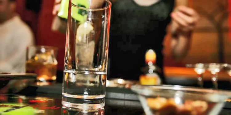 Πάτρα: Συνελήφθησαν ιδιοκτήτες καταστήματος για πώληση αλκοόλ σε ανηλίκους