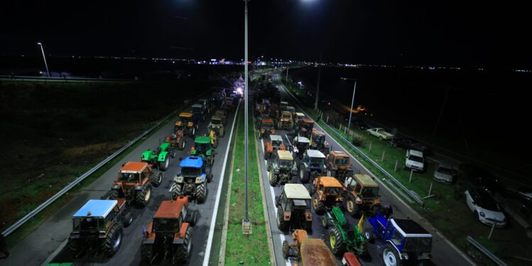 Αγροτικές κινητοποιήσεις: Συνεχίζονται τα μπλόκα στον κόμβο της Νίκαιας στη Λάρισα, στα Μάλγαρα, στο τελωνείο των Ευζώνων και στην Καρδίτσα