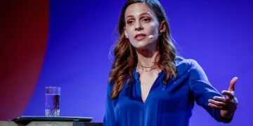 Διάλεξη Έφης Αχτσιόγλου στο Queen Mary του Λονδίνου: "Έτσι μειώσαμε 26 μονάδες την αδήλωτη εργασία"