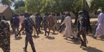 Νιγηρία: Παραιτήθηκε ο υπουργός Άμυνας Αμπουμπακάρ μετά το κύμα μαζικών απαγωγών