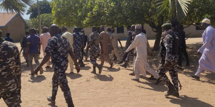 Νιγηρία: Παραιτήθηκε ο υπουργός Άμυνας Αμπουμπακάρ μετά το κύμα μαζικών απαγωγών