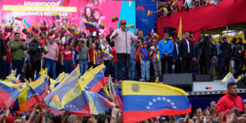 Υποστηρικτές της κυβέρνησης Μαδούρο διαδήλωσαν σήμερα στους δρόμους του Καράκας, απορρίπτοντας τις απειλές της Ουάσινγκτον ενόψει της σύγκλησης του Συμβουλίου Εθνικής Ασφαλείας των ΗΠΑ από τον πρόεδρο Ντόναλντ Τραμπ σχετικά με τη Βενεζουέλα. Το newsletter του iEidiseis καθημερινά στο inbox σου. Κάνε εγγραφή εδώ. Με δεδηλωμένο στόχο την καταπολέμηση των καρτέλ διακίνησης ναρκωτικών, οι ΗΠΑ έχουν αναπτύξει εδώ και μήνες στην Καραϊβική ισχυρή στρατιωτική δύναμη, συμπεριλαμβανομένου του μεγαλύτερου και πιο προηγμένου αεροπλανοφόρου στον κόσμο (USS Gerald R. Ford). Χθες Κυριακή, ο Ντόναλντ Τραμπ επιβεβαίωσε ότι μίλησε τηλεφωνικά την προηγούμενη εβδομάδα με τον βενεζουελάνο πρόεδρο Νικολάς Μαδούρο – ο οποίος θεωρεί πως η Ουάσινγκτον χρησιμοποιεί την πάταξη της διακίνησης ναρκωτικών ως πρόσχημα «για να επιβάλει αλλαγή καθεστώτος» στη Βενεζουέλα και να αρπάξει τα τεράστια πετρελαϊκά αποθέματα της χώρας. «Είμαστε ελεύθερη χώρα, δεν θέλουμε πόλεμο, θέλουμε ειρήνη!», δήλωσε στο Γαλλικό Πρακτορείο Ειδήσεων (AFP) o 68χρονος Ναρσίσο Τορεάλμπα. «Είμαστε έτοιμοι για διάλογο με όποιον χρειαστεί να μιλήσουμε, αλλά ποτέ δεν θα απαρνηθούμε την εθνική μας κυριαρχία, ποτέ δεν θα ξεπουλήσουμε την πατρίδα μας», είπε ο 54χρονος Σιρίλο Κασόρλα. Από τις αρχές Σεπτεμβρίου, αμερικανικές ένοπλες δυνάμεις έχουν εξαπολύσει αεροπορικές επιθέσεις σε Καραϊβική και Ειρηνικό εναντίον σκαφών που φέρονται να διακινούσαν ναρκωτικά. Μέχρι σήμερα έχουν καταστραφεί περισσότερα από 20 σκάφη, με απολογισμό τουλάχιστον 83 νεκρούς. Επρόκειτο για «εξωδικαστικές εκτελέσεις», σύμφωνα με τον ΟΗΕ. Το Σάββατο, ο Τραμπ δήλωσε πως θεωρεί «κλειστό» τον εναέριο χώρο της Βενεζουέλας, μήνυμα που οδήγησε σε ακυρώσεις πτήσεων από τουλάχιστον έξι αεροπορικές εταιρείες. Εν είδει αντιποίνων, ο Μαδούρο ανακάλεσε τις άδειες λειτουργίας αυτών των αεροπορικών εταιρειών στη χώρα. Αγωνιζόμαστε για «την υπεράσπιση της χώρας μας, την υπεράσπιση της εθνική μας κυριαρχίας, την υπεράσπιση των πόρων μας», δήλωσε η αντιπρόεδρος της Βενεζουέλας Ντέλσι Ροντρίγκες στην κρατική τηλεόραση κατά τη διάρκεια της διαδήλωσης. Παρά «τις απειλές, τις ηλίθιες στρατηγικές ψυχολογικού πολέμου (…) τα ψεύδη και τις συκοφαντίες τους, θα συνεχίσουμε (τον αγώνα) στους δρόμους» για την υπεράσπιση της πατρίδας, δήλωσε ο πρόεδρος της Βουλής Χόρχε Ροντρίγκες.