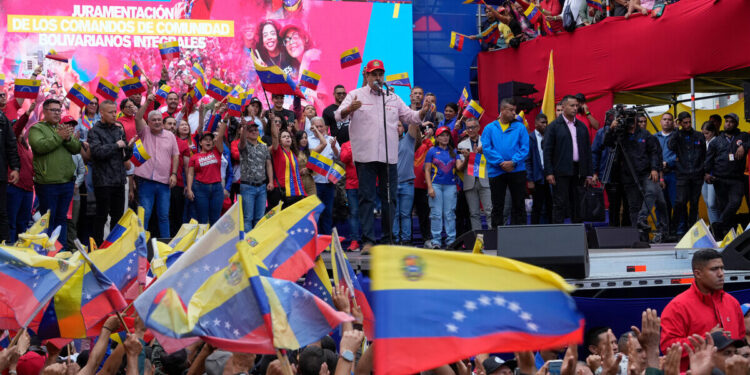 Υποστηρικτές της κυβέρνησης Μαδούρο διαδήλωσαν σήμερα στους δρόμους του Καράκας, απορρίπτοντας τις απειλές της Ουάσινγκτον ενόψει της σύγκλησης του Συμβουλίου Εθνικής Ασφαλείας των ΗΠΑ από τον πρόεδρο Ντόναλντ Τραμπ σχετικά με τη Βενεζουέλα. Το newsletter του iEidiseis καθημερινά στο inbox σου. Κάνε εγγραφή εδώ. Με δεδηλωμένο στόχο την καταπολέμηση των καρτέλ διακίνησης ναρκωτικών, οι ΗΠΑ έχουν αναπτύξει εδώ και μήνες στην Καραϊβική ισχυρή στρατιωτική δύναμη, συμπεριλαμβανομένου του μεγαλύτερου και πιο προηγμένου αεροπλανοφόρου στον κόσμο (USS Gerald R. Ford). Χθες Κυριακή, ο Ντόναλντ Τραμπ επιβεβαίωσε ότι μίλησε τηλεφωνικά την προηγούμενη εβδομάδα με τον βενεζουελάνο πρόεδρο Νικολάς Μαδούρο – ο οποίος θεωρεί πως η Ουάσινγκτον χρησιμοποιεί την πάταξη της διακίνησης ναρκωτικών ως πρόσχημα «για να επιβάλει αλλαγή καθεστώτος» στη Βενεζουέλα και να αρπάξει τα τεράστια πετρελαϊκά αποθέματα της χώρας. «Είμαστε ελεύθερη χώρα, δεν θέλουμε πόλεμο, θέλουμε ειρήνη!», δήλωσε στο Γαλλικό Πρακτορείο Ειδήσεων (AFP) o 68χρονος Ναρσίσο Τορεάλμπα. «Είμαστε έτοιμοι για διάλογο με όποιον χρειαστεί να μιλήσουμε, αλλά ποτέ δεν θα απαρνηθούμε την εθνική μας κυριαρχία, ποτέ δεν θα ξεπουλήσουμε την πατρίδα μας», είπε ο 54χρονος Σιρίλο Κασόρλα. Από τις αρχές Σεπτεμβρίου, αμερικανικές ένοπλες δυνάμεις έχουν εξαπολύσει αεροπορικές επιθέσεις σε Καραϊβική και Ειρηνικό εναντίον σκαφών που φέρονται να διακινούσαν ναρκωτικά. Μέχρι σήμερα έχουν καταστραφεί περισσότερα από 20 σκάφη, με απολογισμό τουλάχιστον 83 νεκρούς. Επρόκειτο για «εξωδικαστικές εκτελέσεις», σύμφωνα με τον ΟΗΕ. Το Σάββατο, ο Τραμπ δήλωσε πως θεωρεί «κλειστό» τον εναέριο χώρο της Βενεζουέλας, μήνυμα που οδήγησε σε ακυρώσεις πτήσεων από τουλάχιστον έξι αεροπορικές εταιρείες. Εν είδει αντιποίνων, ο Μαδούρο ανακάλεσε τις άδειες λειτουργίας αυτών των αεροπορικών εταιρειών στη χώρα. Αγωνιζόμαστε για «την υπεράσπιση της χώρας μας, την υπεράσπιση της εθνική μας κυριαρχίας, την υπεράσπιση των πόρων μας», δήλωσε η αντιπρόεδρος της Βενεζουέλας Ντέλσι Ροντρίγκες στην κρατική τηλεόραση κατά τη διάρκεια της διαδήλωσης. Παρά «τις απειλές, τις ηλίθιες στρατηγικές ψυχολογικού πολέμου (…) τα ψεύδη και τις συκοφαντίες τους, θα συνεχίσουμε (τον αγώνα) στους δρόμους» για την υπεράσπιση της πατρίδας, δήλωσε ο πρόεδρος της Βουλής Χόρχε Ροντρίγκες.