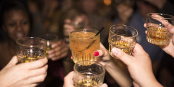 Σύλληψη υπεύθυνων καταστημάτων που σέρβιραν αλκοόλ σε ανήλικους σε κέντρα διασκέδασης σε Περιστέρι και Πάτρα