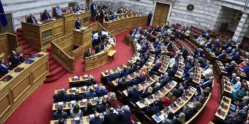 Βουλή: Με τις ψήφους ΝΔ-ΠΑΣΟΚ πέρασε η τροπολογία Χρυσοχοΐδη για την οπλοκατοχή