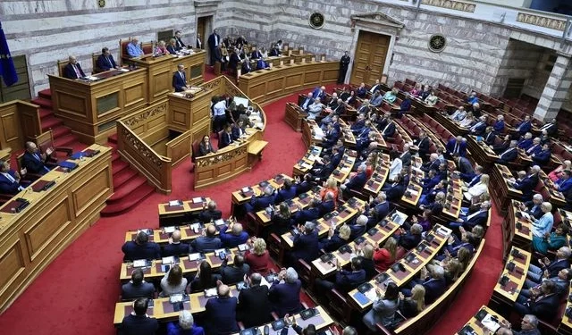 Βουλή: Με τις ψήφους ΝΔ-ΠΑΣΟΚ πέρασε η τροπολογία Χρυσοχοΐδη για την οπλοκατοχή