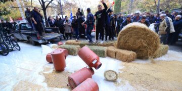 Διαμαρτυρίες αγροτών και κτηνοτρόφων στη Λάρισα: Πέταξαν γάλα και άχυρο στο δικαστήριο