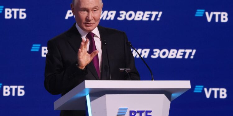 Πούτιν: «Εάν η Ευρώπη ξεκινήσει πόλεμο μαζί μας, θα είναι πολύ γρήγορος. Με την Ουκρανία ενεργούμε χειρουργικά, προσεκτικά. Δεν πρόκειται για πόλεμο με την κυριολεκτική, σύγχρονη έννοια της λέξης»