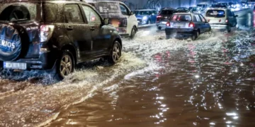 Μαίνεται η κακοκαιρία Byron: Μηνύματα 112 σε όλη τη χώρα