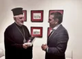 Συνάντηση Τσίπρα με τον Αρχιεπίσκοπο Αμερικής, Ελπιδοφόρο – Του έκανε δώρο την “Ιθάκη”