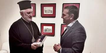 Συνάντηση Τσίπρα με τον Αρχιεπίσκοπο Αμερικής, Ελπιδοφόρο – Του έκανε δώρο την “Ιθάκη”