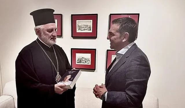 Συνάντηση Τσίπρα με τον Αρχιεπίσκοπο Αμερικής, Ελπιδοφόρο – Του έκανε δώρο την “Ιθάκη”