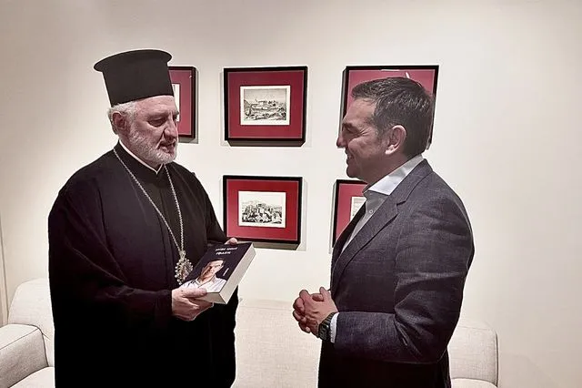 Συνάντηση Τσίπρα με τον Αρχιεπίσκοπο Αμερικής, Ελπιδοφόρο – Του έκανε δώρο την “Ιθάκη”