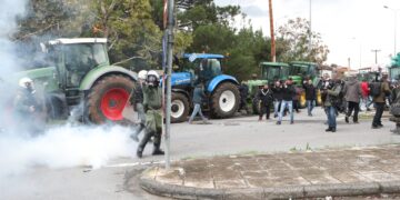 Αγροτικές κινητοποιήσεις: Επεισόδια στη Θεσσαλονίκη – Σκληραίνουν τη στάση τους οι αγρότες