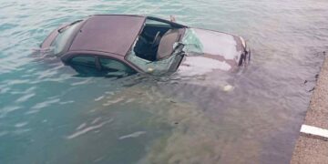 Αυτοκίνητο έπεσε στη θάλασσα στο λιμάνι της Καλαμάτας – Απεγκλωβίστηκε ο 86χρονος οδηγός