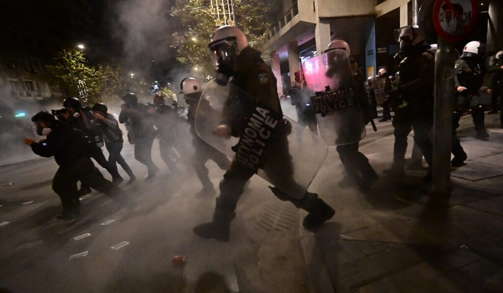 Μεγάλη πορεία και επεισόδια στην 17η επέτειο της δολοφονίας Γρηγορόπουλου στην Αθήνα - 33 προσαγωγές και 2 συλλήψεις