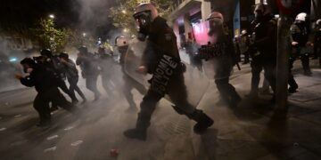 Μεγάλη πορεία και επεισόδια στην 17η επέτειο της δολοφονίας Γρηγορόπουλου στην Αθήνα - 33 προσαγωγές και 2 συλλήψεις