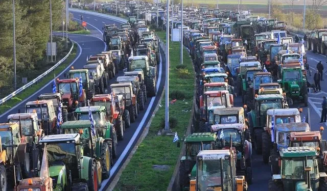 Ανυποχώρητοι οι αγρότες ενισχύουν τα μπλόκα σε όλη τη χώρα – “Ήρθαμε για να μείνουμε”