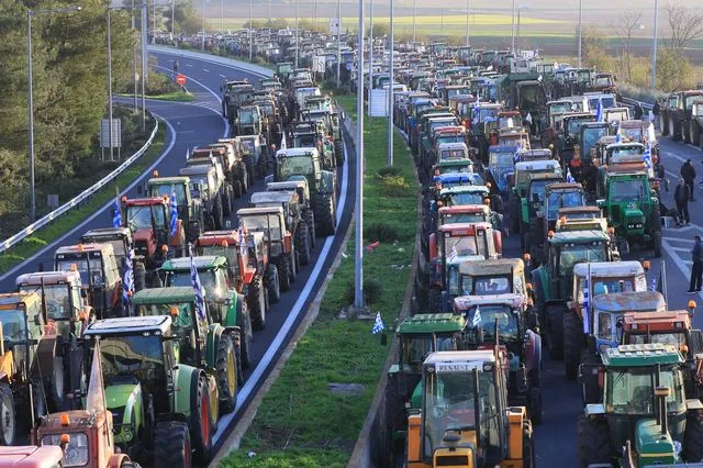 Ανυποχώρητοι οι αγρότες ενισχύουν τα μπλόκα σε όλη τη χώρα – “Ήρθαμε για να μείνουμε”