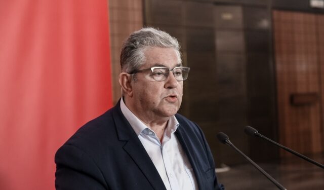 Δ. Κουτσούμπας από το μπλόκο των αγροτών στη Νίκαια: “Θα είμαστε στους δρόμους του αγώνα. Βαστάτε γερά!”