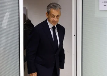 Νικολά Σαρκοζί στο βιβλίο του «Το ημερολόγιο ενός φυλακισμένου» για τις 20 ημέρες που πέρασε στη φυλακή: «Προσευχήθηκα για να αντέξω»