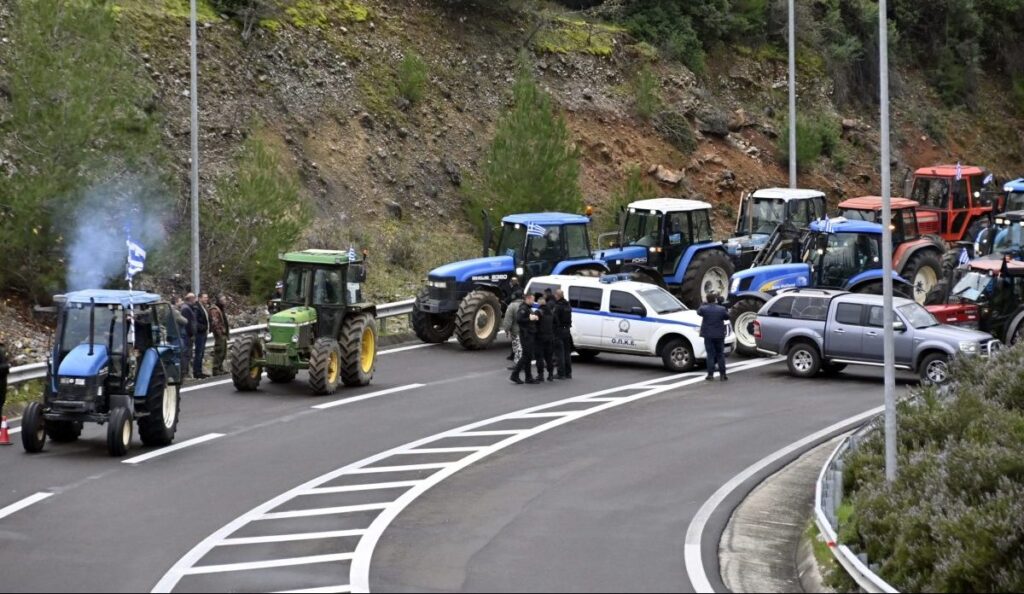 Συνεχίζουν τις κινητοποιήσεις οι αγρότες: Θα μείνουν στους δρόμους μέχρι τις γιορτές