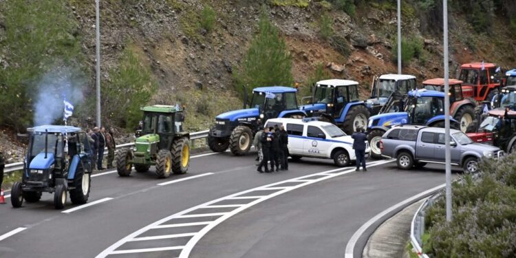 Συνεχίζουν τις κινητοποιήσεις οι αγρότες: Θα μείνουν στους δρόμους μέχρι τις γιορτές