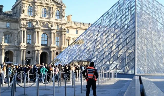 Λούβρο: Μεγάλες ζημίες σε εκατοντάδες εκθέματα από διαρροή νερού