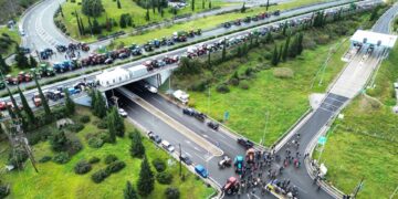 Σκληραίνουν τη στάση τους οι αγρότες: Περισσότερα τρακτέρ στους δρόμους, μπλόκα σε τελωνεία και λιμάνια