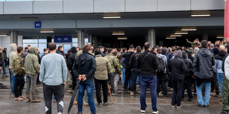 Συνελήφθησαν στο Ηράκλειο δύο αγρότες που έριξαν πέτρες σε αστυνομικούς