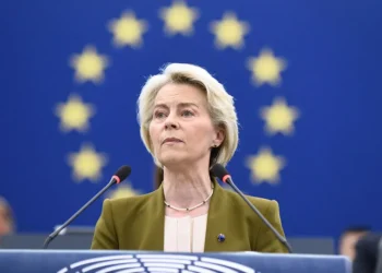 Η πρόεδρος της Κομισιόν, Ούρσουλα φον ντερ Λάιεν, επιμένει για τα παγωμένα ρωσικά κεφάλαια