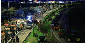 Συνεχίζουν δυναμικά τα αγροτικά μπλόκα – Νέες δράσεις σε λιμάνια, αεροδρόμια και διόδια