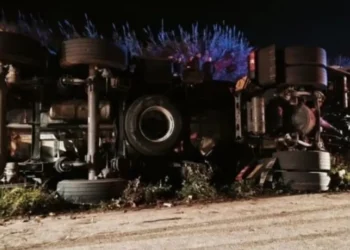 Θανατηφόρο τροχαίο με ανατροπή νταλίκας στην Ιόνια Οδό κοντά στη Σκαμνιά Άρτας - Νεκρός ο οδηγός