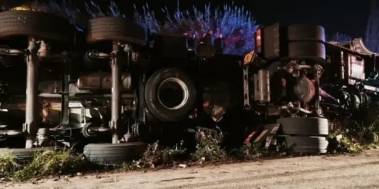 Θανατηφόρο τροχαίο με ανατροπή νταλίκας στην Ιόνια Οδό κοντά στη Σκαμνιά Άρτας - Νεκρός ο οδηγός