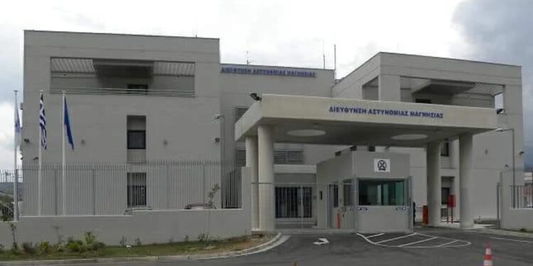 Βόλος: Eξαρθρώθηκε εγκληματική ομάδα με εκβιασμούς και «προστασία» – Πέντε συλλήψεις, ανάμεσά τους δύο ανήλικοι