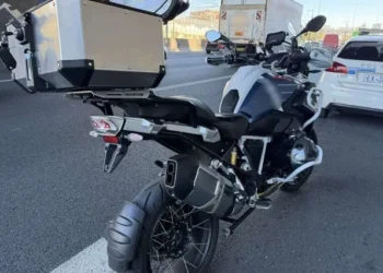 Συνελήφθη ο 28χρονος οδηγός μοτοσυκλέτας που παρέσυρε και τραυμάτισε αστυνομικό για να αποφύγει τροχονομικό έλεγχο στην Αττική Οδό