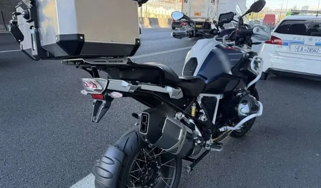 Συνελήφθη ο 28χρονος οδηγός μοτοσυκλέτας που παρέσυρε και τραυμάτισε αστυνομικό για να αποφύγει τροχονομικό έλεγχο στην Αττική Οδό