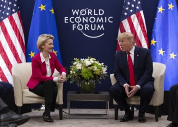 Απάντηση της φον ντερ Λάιεν στον Τραμπ για «αδύναμη ηγεσία» στην ΕΕ: "Κανείς άλλος δεν πρέπει να παρεμβαίνει στη Δημοκρατία της Ευρώπης"