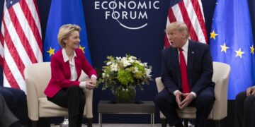 Απάντηση της φον ντερ Λάιεν στον Τραμπ για «αδύναμη ηγεσία» στην ΕΕ: "Κανείς άλλος δεν πρέπει να παρεμβαίνει στη Δημοκρατία της Ευρώπης"