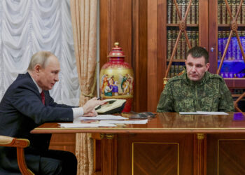 Ο Βλαντίμιρ Πούτιν και ο επικεφαλής του ρωσικού γενικού επιτελείου Βαλέρι Γκεράσιμοφ ανακοίνωσαν την κατάληψη της πόλης Σίβερσκ, στην ανατολική Ουκρανία