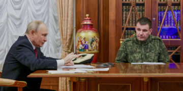 Ο Βλαντίμιρ Πούτιν και ο επικεφαλής του ρωσικού γενικού επιτελείου Βαλέρι Γκεράσιμοφ ανακοίνωσαν την κατάληψη της πόλης Σίβερσκ, στην ανατολική Ουκρανία