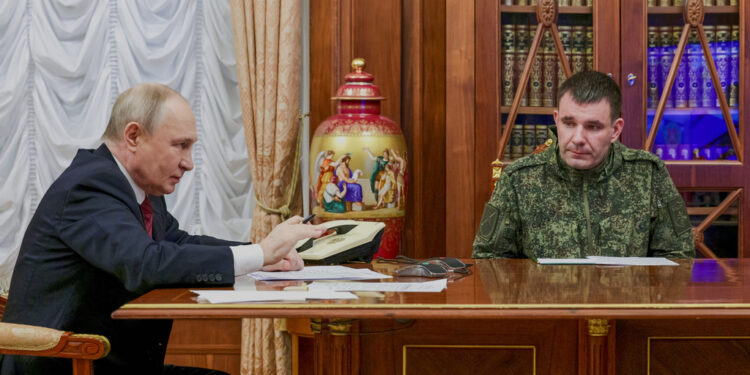 Ο Βλαντίμιρ Πούτιν και ο επικεφαλής του ρωσικού γενικού επιτελείου Βαλέρι Γκεράσιμοφ ανακοίνωσαν την κατάληψη της πόλης Σίβερσκ, στην ανατολική Ουκρανία