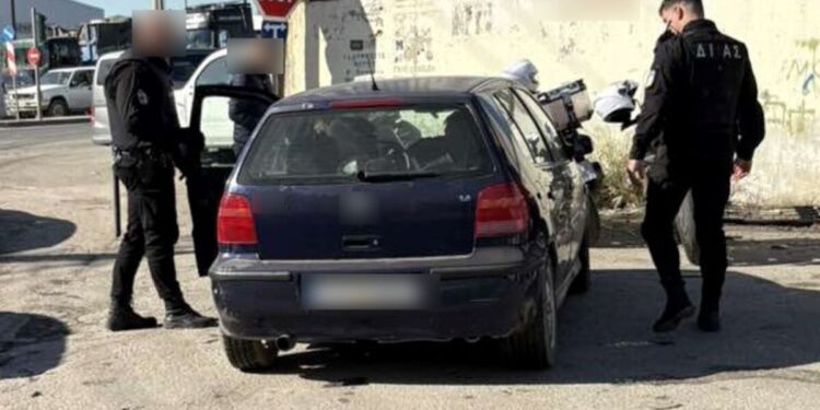 Μεγάλη αστυνομική επιχείρηση στον Ασπρόπυργο: Επτά συλλήψεις, όπλα, κλεμμένες πινακίδες και καλώδια ρευματοκλοπής